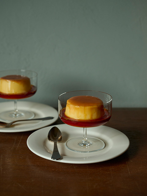 口どけがなめらかで、卵の風味がどこか懐かしい昔ながらのプリン(写真=豊田朋子)