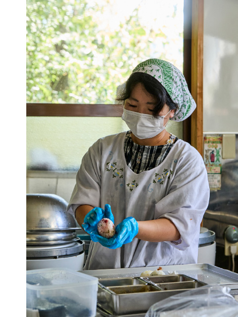 伊藤沙織さんは地元・中山平の出身。結婚．出産後に、声をかけられて「むすびや」のスタッフになった