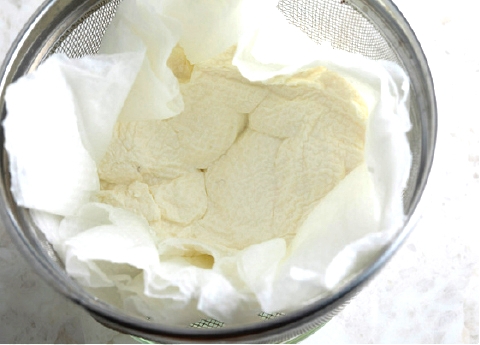 しっかり水気を切るとよりチーズっぽくなる。途中でペーパーを替えるとよい