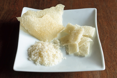 昔ながらの干し飯（手前）と、末時さんのオリジナルの干し飯。板状にのばして乾燥させる